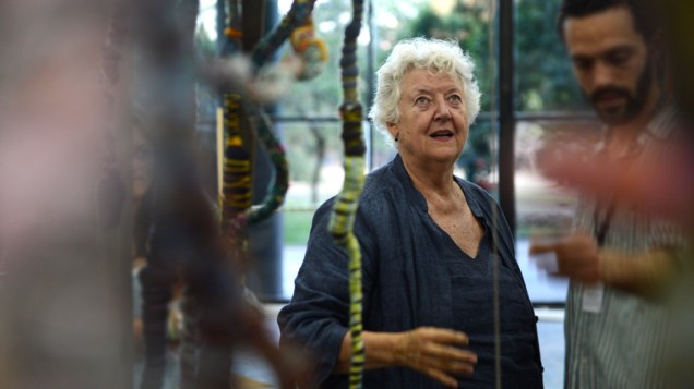 A artista americana Sheila Hicks acompanha montagem na Bienal de São Paulo, no Ibirapuera