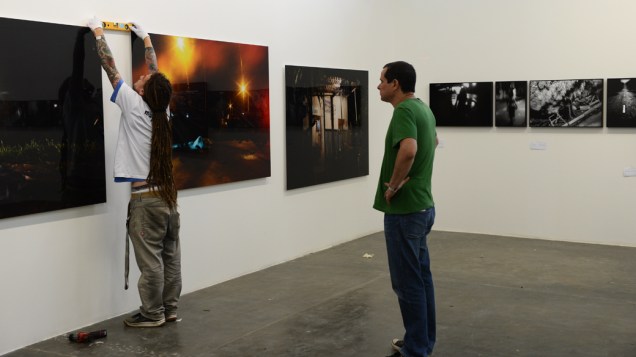 Alberto Bitar acompanha montagem de seu trabalho na Bienal de São Paulo