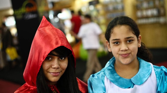 As irmãs Júlia, 14, e Theresa Ramalho, 11, viram no site da Bienal do Livro que a sexta-feira, 13, era o dia das fantasias, e entram na brincadeira. Júlia está lendo na escola uma versão adaptada de Dom Quixote, que, segundo ela, viaja na maionese.