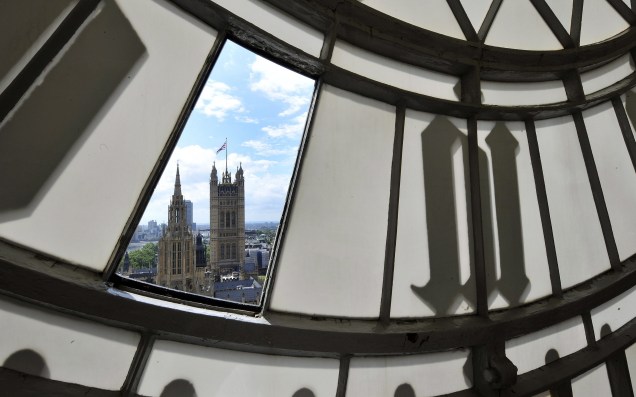 Vista do interior do relógio Big Ben, em Londres