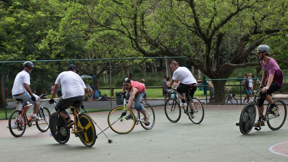 Jogadores de Bike Polo disputam bola durante partida no Parque do Ibirapuera, em São Paulo