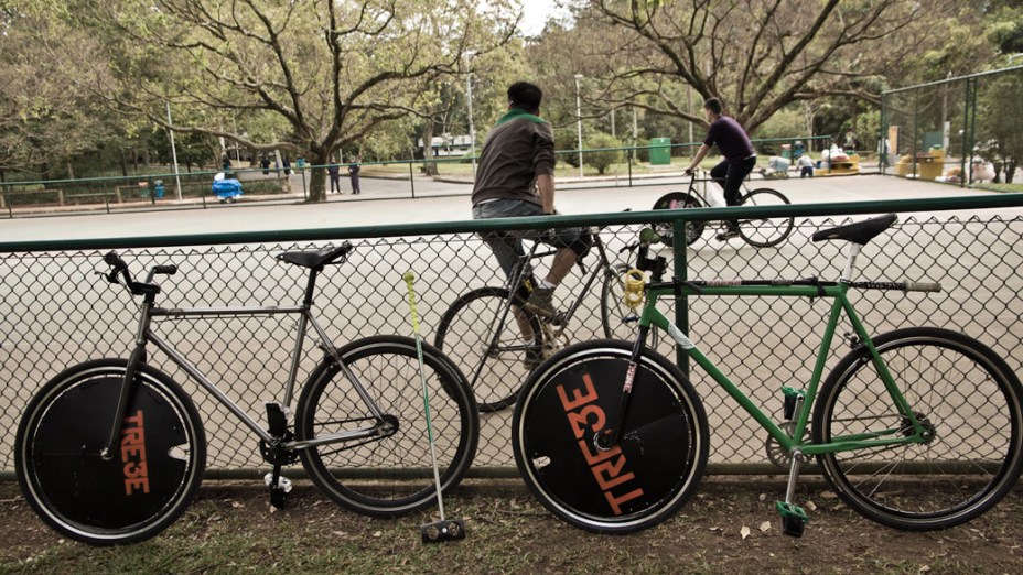 Bicicletas utilizadas no Bike Polo: calota na roda da frente é importante para evitar “tropeço” na bolinha