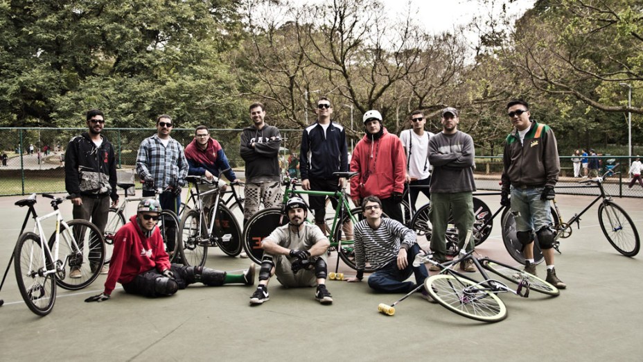 Integrantes do grupo que se reúne no Parque do Ibirapuera toda terça e quinta-feiras para partidas de Bike Polo