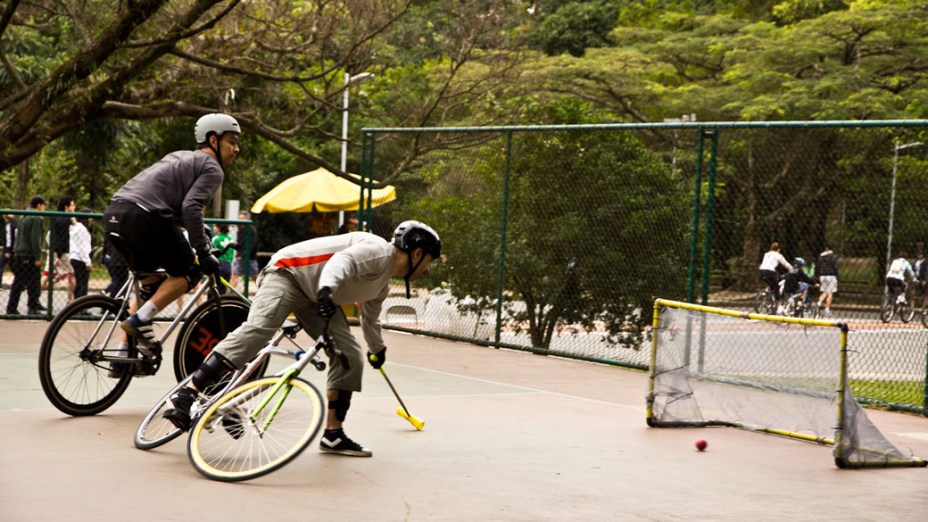 Ciclista perde equilíbrio após tacada em partida de Bike Polo, em São Paulo