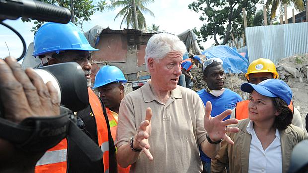 O enviado especial Clinton: promessa de 'grande evolução' no Haiti em 2011