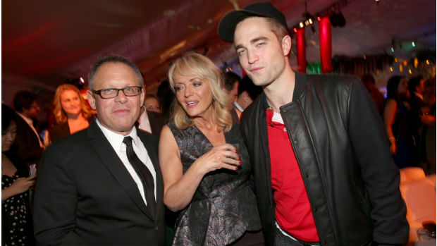O diretor Bill Condon com o ator Robert Pattinson e a mãe, Clare Pattinson