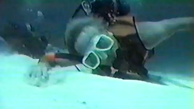 Bill Warren, mergulhador americano durante mergulho nas Bahamas