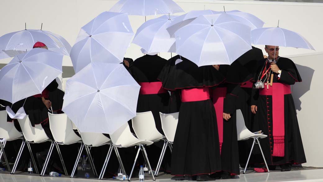 Bispos aguardam a chegada do Papa Bento XVI, durante a Jornada Mundial da Juventude em Madri, Espanha