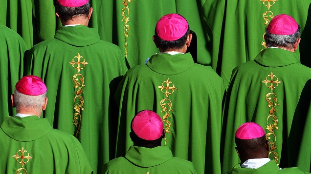 Bispos se preparam para a missa de abertura do Ano da Fé na Praça de São Pedro