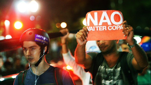 Manifestantes realizam 4º Ato contra a realização da Copa do Mundo na Avenida Paulista, em São Paulo