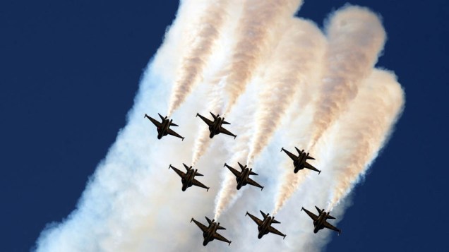 A equipe Black Eagles de acrobacia aérea durante abertura da Exibição de Defesa e Aeronaves Internacional de Seul, na Coreia do Sul