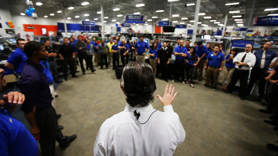 Gerente da loja Best Buy, Brendan McKeon, conversa com os funcionários antes do início das compras em dia de Black Friday em São Francisco, Califórnia