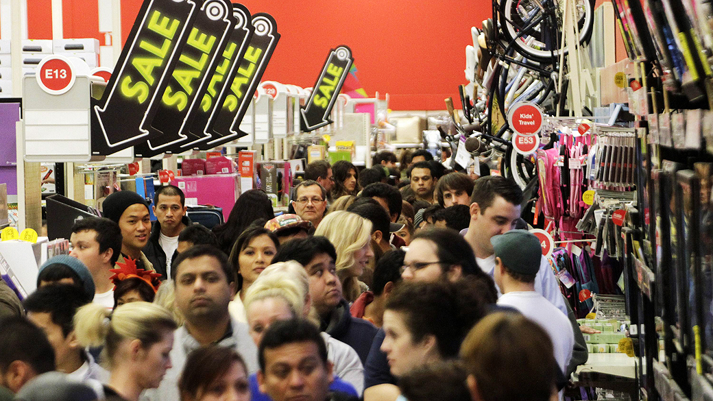 Loja da Target em Burbank, Califórnia, lotada em dia de Black Friday