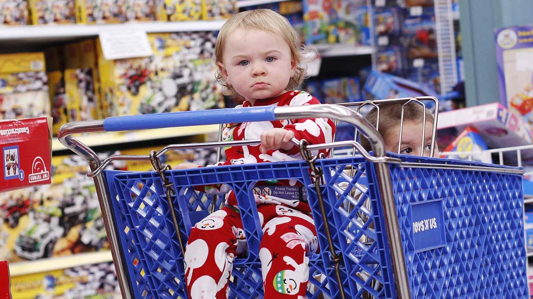 Crianças no setor de brinquedos de uma loja americana. Nesta sexta, aconteceu a “Black Friday”, nos Estados Unidos, quando as lojas oferecem produtos com grandes descontos