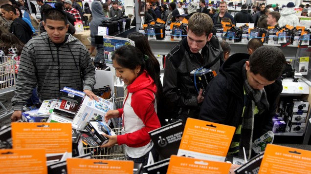 Consumidores em uma loja de artigos eletrônicos durante a <em>Black Friday</em> na Califórnia