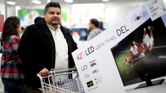 Consumidor em uma loja de artigos eletrônicos durante a <em>Black Friday</em> na California