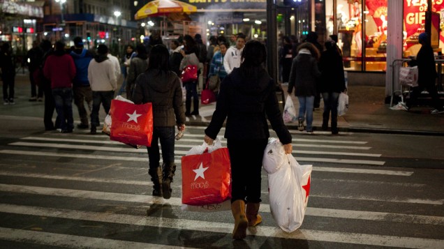 Consumidores durante a <em>Black Friday</em> em Nova York