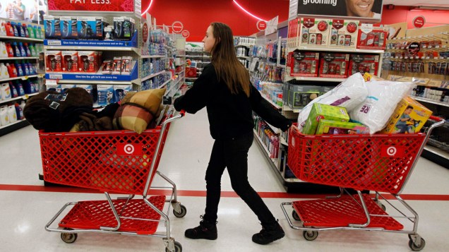 Consumidora na loja Target durante a <em>Black Friday</em> em Connecticut