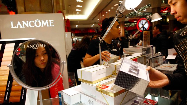 Consumidores na loja Macys durante o <em>Black Friday</em> em Nova York