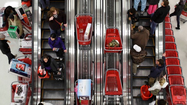 Consumidores na loja Target durante a <em>Black Friday</em> em Chicago