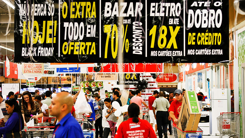 Consumidores compram em loja do hipermercado Extra da avenida Washington Luiz, para aproveitar a liquidação da 'Black Friday'