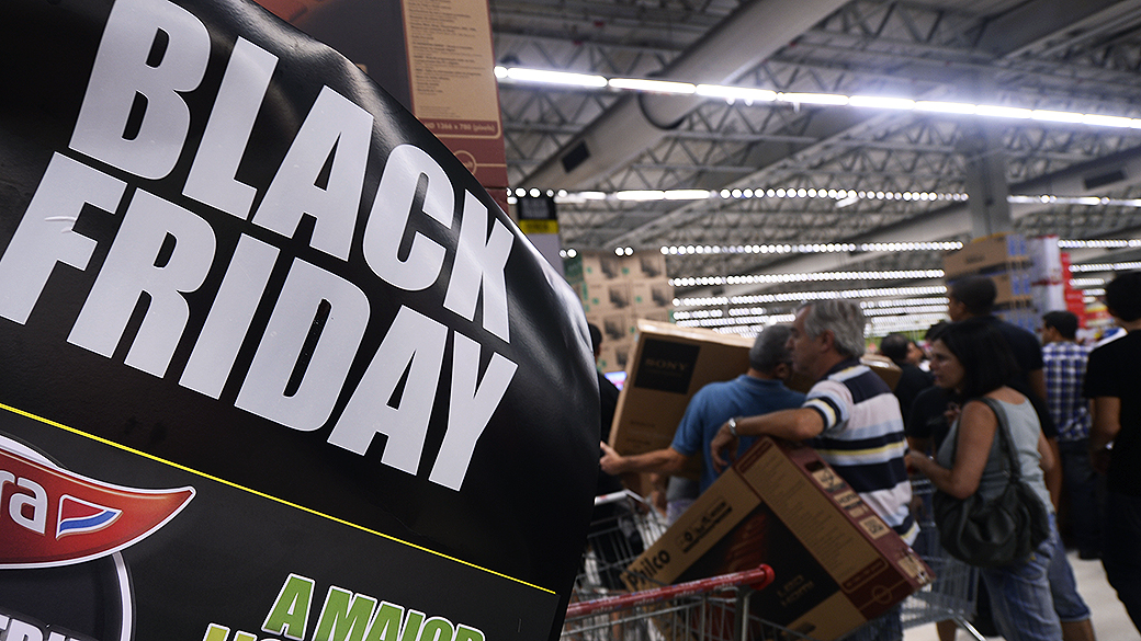 Black Friday, evento que reúne descontos de até 80% em milhares de produtos em todo país. Na foto consumidores em busca de ofertas em um supermercado na zona leste de São Paulo , na madrugada desta sexta-feira (29)