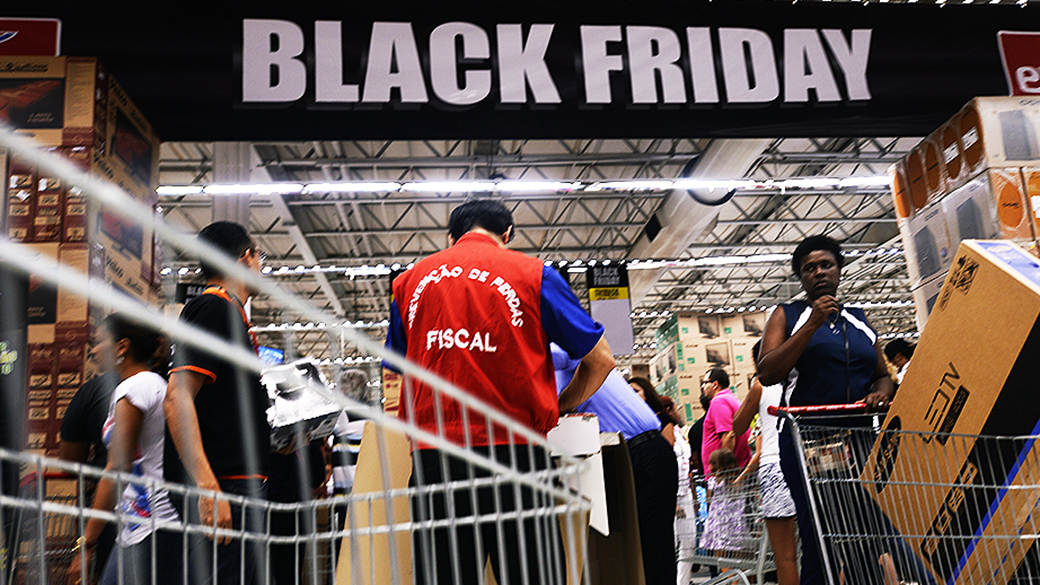Black Friday, evento que reune descontos de até 80% em milhares de produtos em todo país. Na foto consumidores em busca de ofertas em um supermercado na zona leste de São Paulo , na madrugada desta sexta-feira (29)