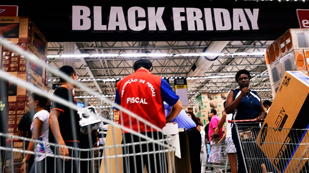 Black Friday, evento que reune descontos de até 80% em milhares de produtos em todo país. Na foto consumidores em busca de ofertas em um supermercado na zona leste de São Paulo , na madrugada desta sexta-feira (29)<br>