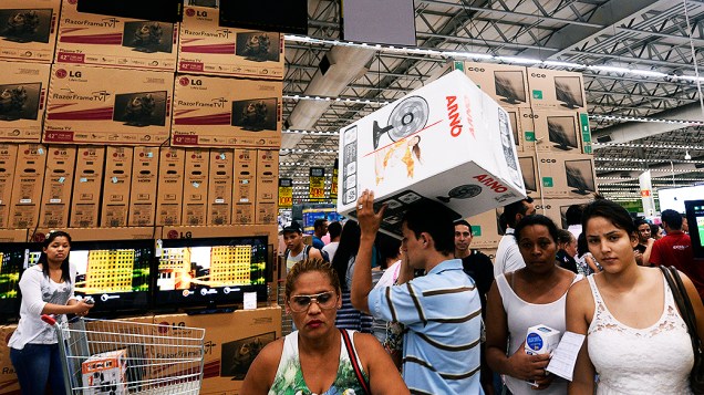 Black Friday, evento que reúne descontos de até 80% em milhares de produtos em todo país. Na foto consumidores em busca de ofertas em um supermercado na zona leste de São Paulo , na madrugada desta sexta-feira (29)