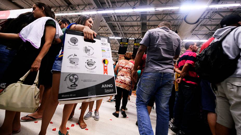 Black Friday, evento que reúne descontos de até 80% em milhares de produtos em todo país. Na foto consumidores em busca de ofertas em um supermercado na zona leste de São Paulo , na madrugada desta sexta-feira (29)