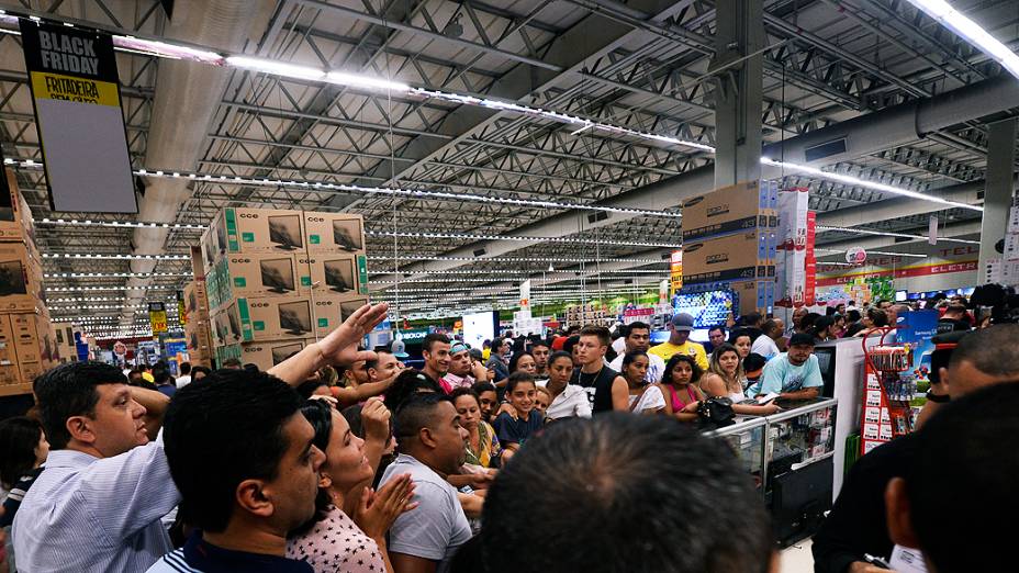 Black Friday, evento que reúne descontos de até 80% em milhares de produtos em todo país. Na foto consumidores em busca de ofertas em um supermercado na zona leste de São Paulo , na madrugada desta sexta-feira (29)
