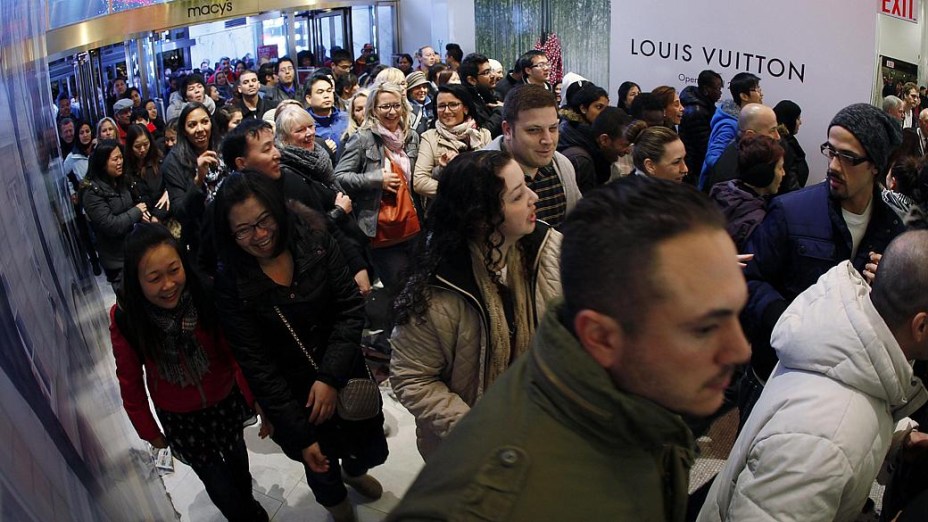 Consumidores fazem fila na loja da Macys em Nova York durante a Black Friday, nesta sexta