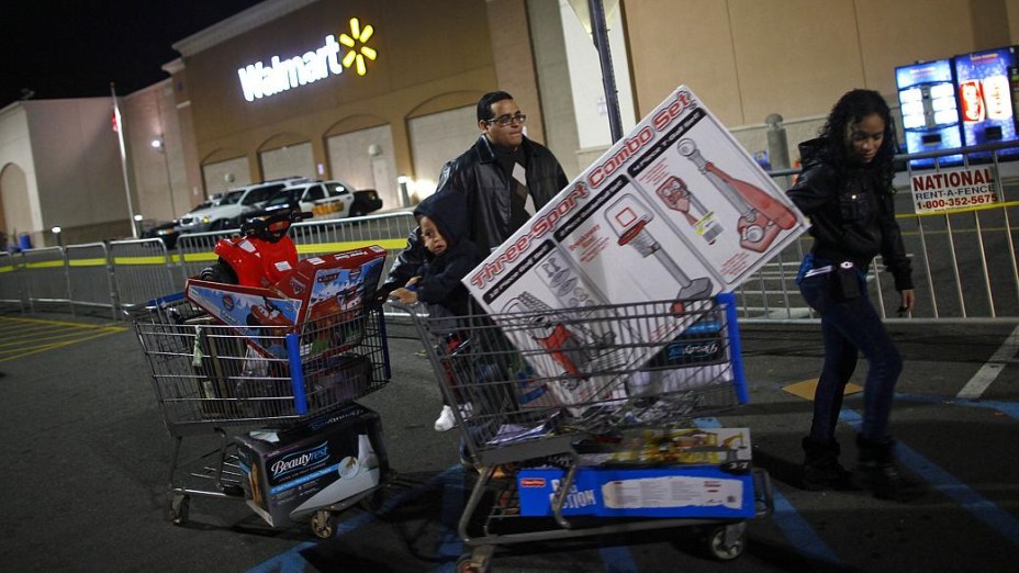 Consumidores lotam seus carrinhos no Walmart em Nova Jersey, nesta sexta-feira