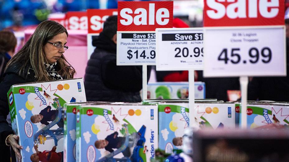 Mulher observa ofertas em loja de brinquedos em Fairfax, na Virgínia