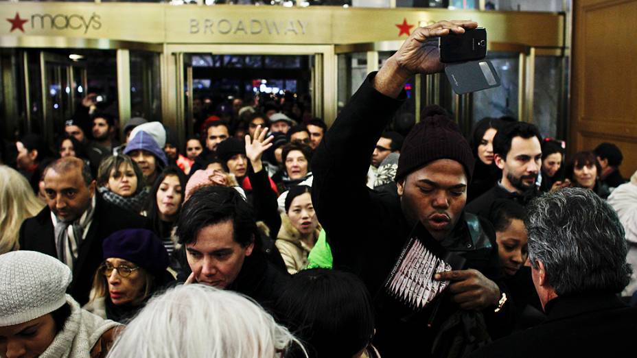 Consumidores na Macy´s da Herald Square no Dia de Ação de Graças na Black Friday em Nova York