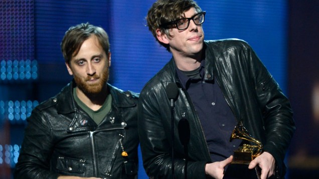 A banda The Black Keys recebe prêmio de melhor performance de rock, com a música Lonely Boy