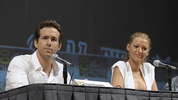 Ryan Reynolds e Blake Lively participam de divulgação do filme "O Lanterna Verde", no qual contracenaram.