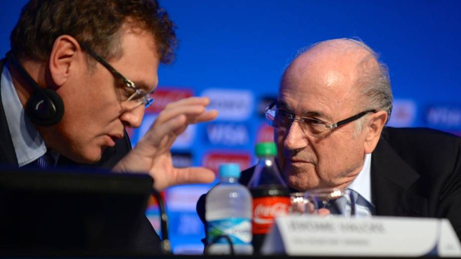 O secretário-geral Jérôme Valcke e o presidente da Fifa, Joseph Blatter, falam sobre o sorteio da Copa