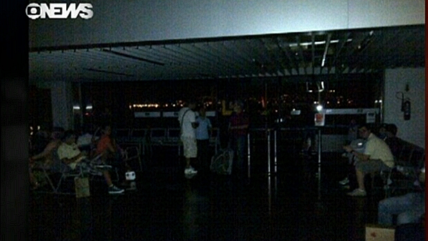 Passageiros registraram falta de luz no Galeão
