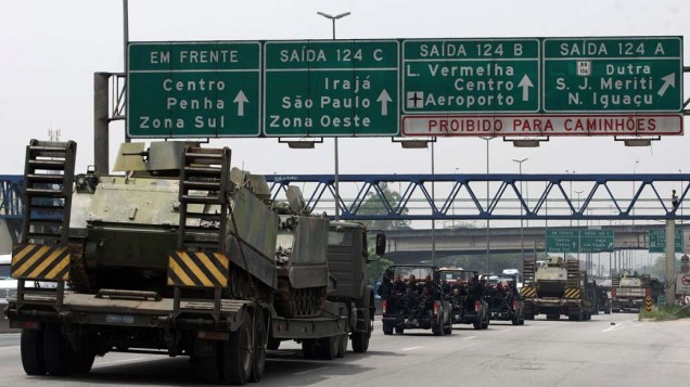 Na quinta-feira, dia 25 de novembro, veículos blindados para transporte de tropas da Marinha são levados por Policiais do BOPE ao Complexo de Favelas da Vila Cruzeiro, Rio de Janeiro