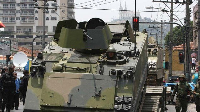 Na quinta-feira, dia 25 de novembro, veículo blindado para transporte de tropas da Marinha no Complexo de Favelas da Vila Cruzeiro, Rio de Janeiro