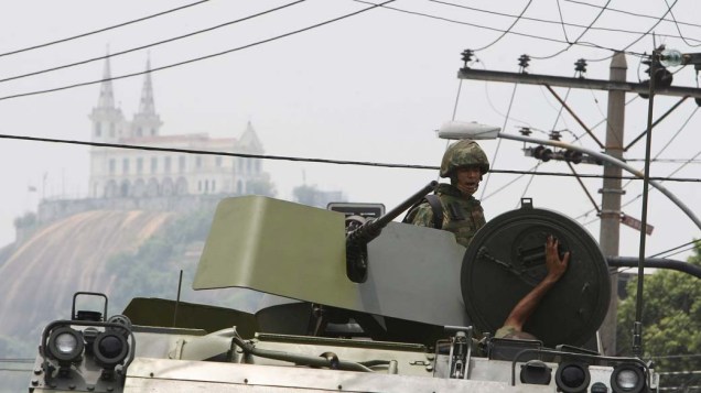 Na quinta-feira, dia 25 de novembro, veículo blindado para transporte de tropas da Marinha no Complexo de Favelas da Vila Cruzeiro, Rio de Janeiro