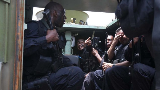 Na quinta-feira, dia 25 de novembro, PM dentro de veículo blindado para transporte de tropas da Marinha no Complexo de Favelas da Vila Cruzeiro, Rio de Janeiro