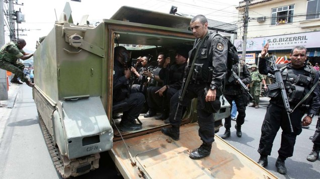 Na quinta-feira, dia 25 de novembro, PM no veículo blindado para transporte de tropas da Marinha no Complexo de Favelas da Vila Cruzeiro, Rio de Janeiro