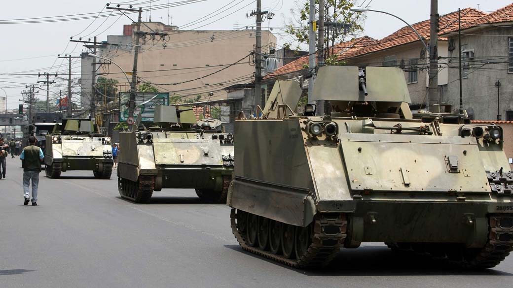 Veículo blindado para transporte de tropas da Marinha no Complexo de Favelas da Vila Cruzeiro, Rio de Janeiro
