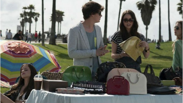 Israel Broussard e Katie Chang em cena do filme <em>Bling Ring: A Gangue de Hollywood</em>