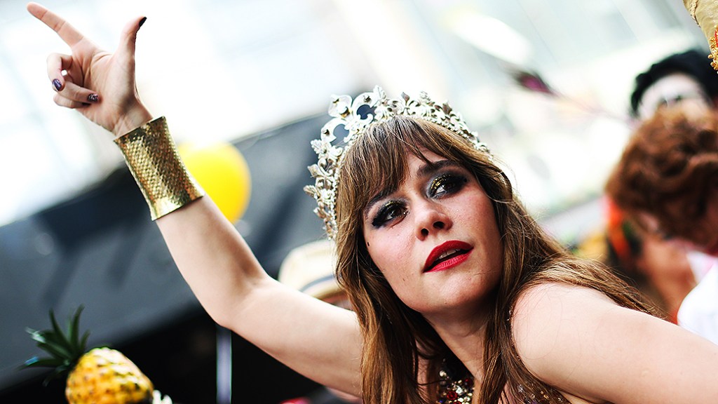 Pelo terceiro ano consecutivo, a atriz Alessandra Negrini é a rainha do bloco de rua Acadêmicos do Bloco Augusta, um dos mais populares do Carnaval de São Paulo, na tarde deste domingo (8)