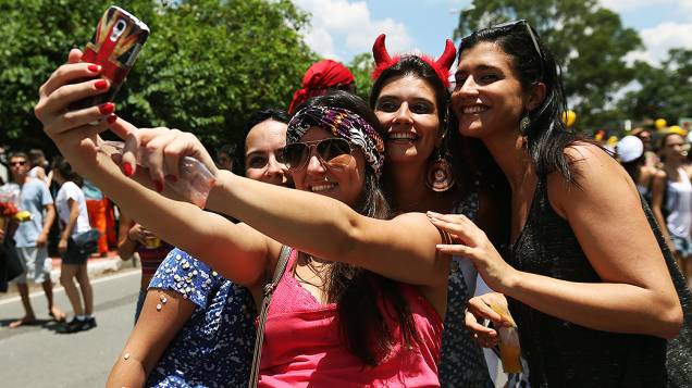 Foliãs fazem selfie no bloco Bangalafumenga