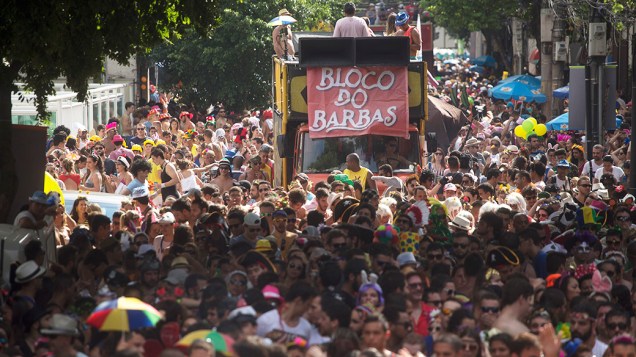 Cerca de 15 mil foliões marcaram presença no desfile do Bloco do Barbas