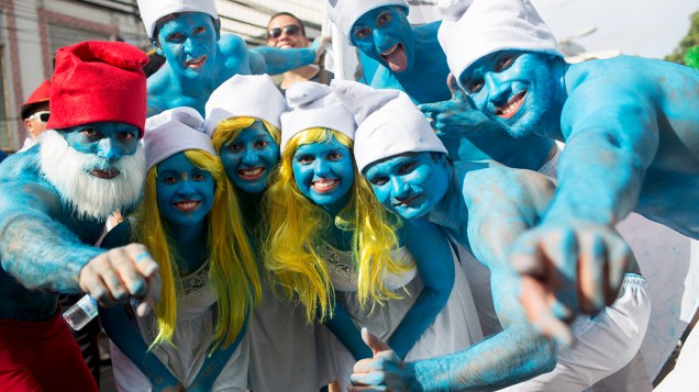 Um grupo de amigos foram fantasiados de Smurfs, eles saem pintados de azul desde 2013. Esse ano o grupo ganhou Smurfetes após alguns integrantes começarem a namorar